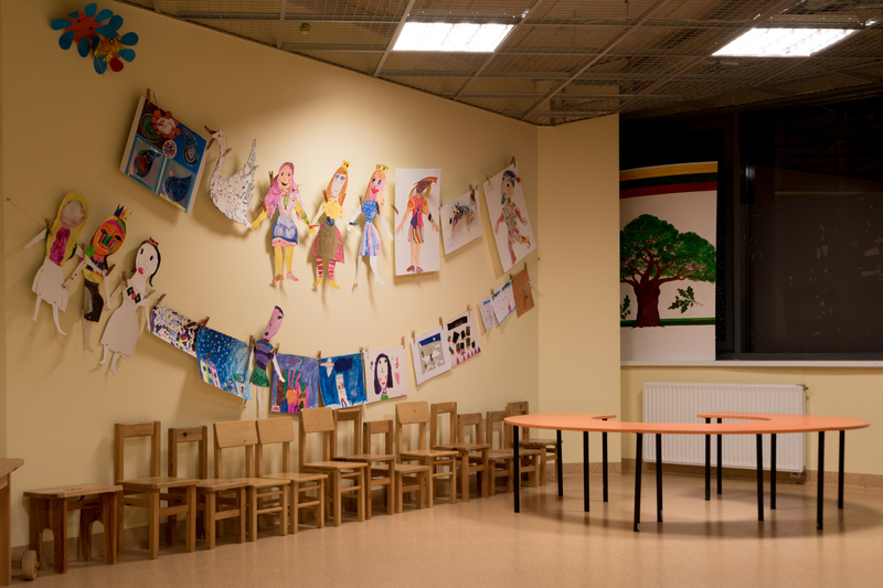 Darželio viduje vaikų piešiniai